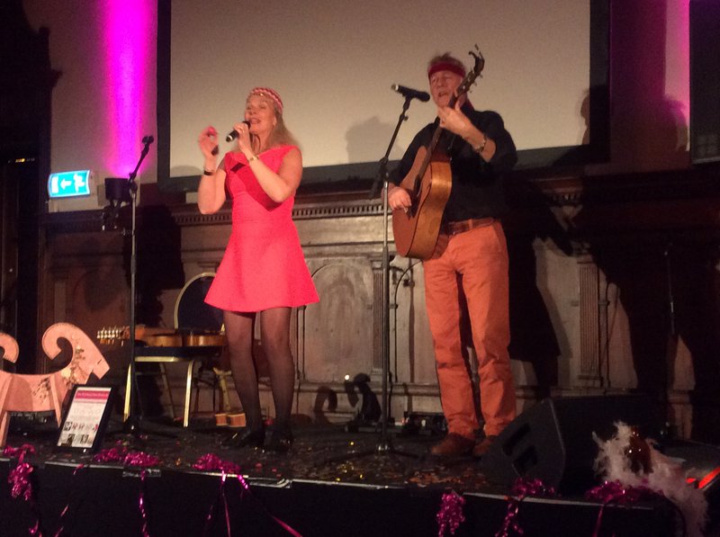 AKO och Grosse underhöll med sång, musik och glädje. ©Bröstcancerföreningen Uppsala län